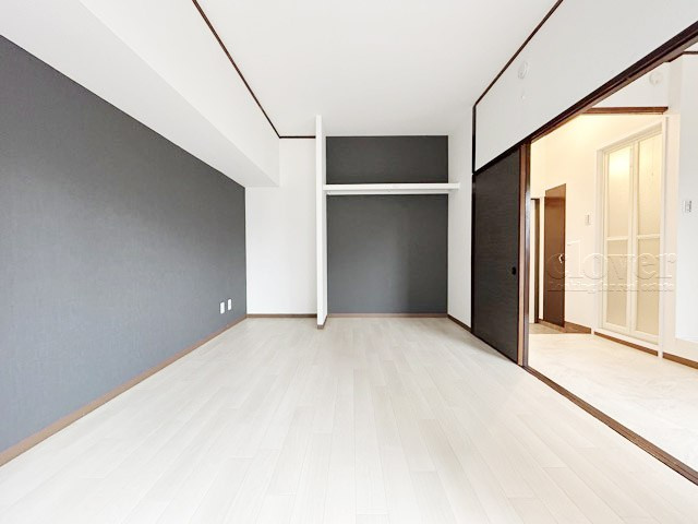 【その他共用部分】 | チサンマンション板橋 | ダブルロック式の玄関ドアが皆様をお出迎え。お部屋のセキュリティの観点からも、うれしい設備ですね。玄関の色もシックで良い感じです。～即日のご見学可能～　お問合せはお気軽にどうぞ。
