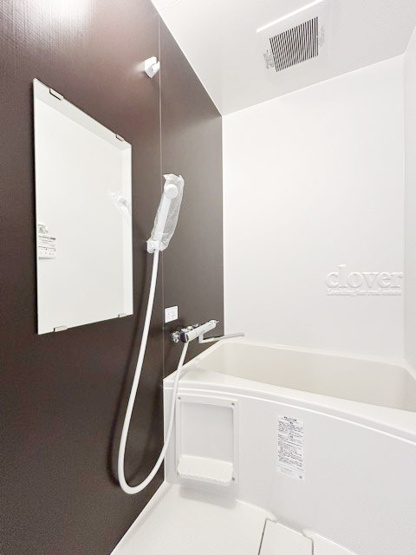 【現況写真】 | チサンマンション板橋 | エントランスに掲げられた、マンション名を示す館銘板。さほど激しく主張はしませんが、しっかりと掲示されています。～即日のご見学可能～　お問合せはお気軽にどうぞ。
