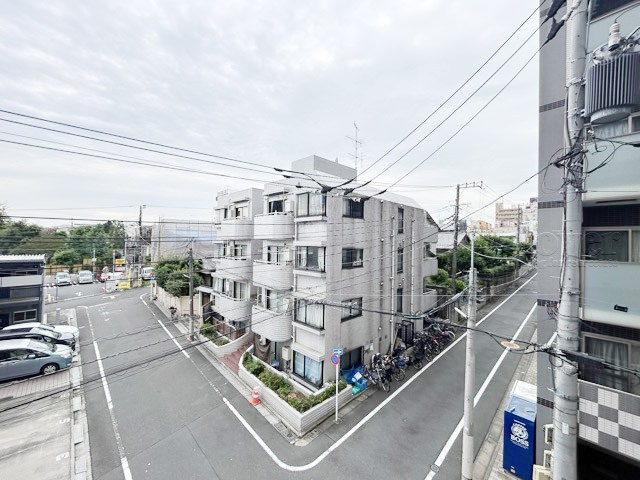 【ロビー】 | チサンマンション板橋 | 広々としたエントランスホール。入口の門をくぐった先にある、開放感と清潔感をあわせもつ空間です。お客様をお出迎えする際の、ロビーの役割も果たします。～即日のご見学可能～　お問合せはお気軽にどうぞ。
