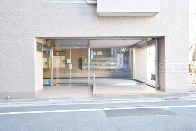 【エントランス】 | チサンマンション板橋 | お客様を、そして住人を出迎えてくれるマンションのエントランス。ゴミが落ちていないことからも、管理状態の良さや住民の節度の高さが見て取れます。～即日のご見学可能～　お問合せはお気軽にどうぞ。

