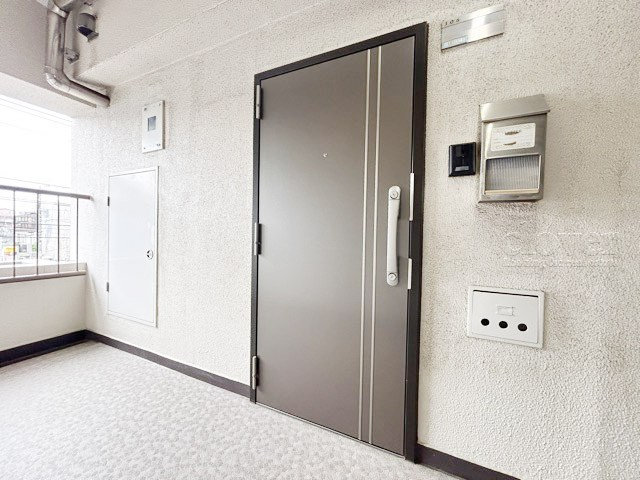 【受付】 | チサンマンション板橋 | 管理人さんが勤務する管理室です。マンションに出入りする人たちを見守り、注意を払ってくれています。～即日のご見学可能～　お問合せはお気軽にどうぞ。
