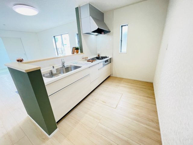 豊田市高上第2　新築分譲住宅　全2棟　2号棟のキッチン|広いシステムキッチンでお子様と一緒にお料理もできます。