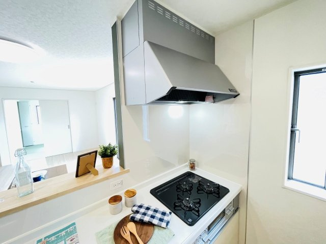 豊田市高上第2　新築分譲住宅　全2棟　2号棟のキッチン|便利な3口コンロ。