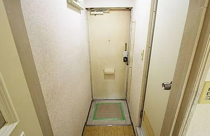 鎌倉市寺分のアパートの玄関