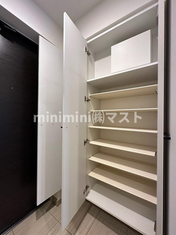 レジュールアッシュ谷町四丁目グランクラスの玄関