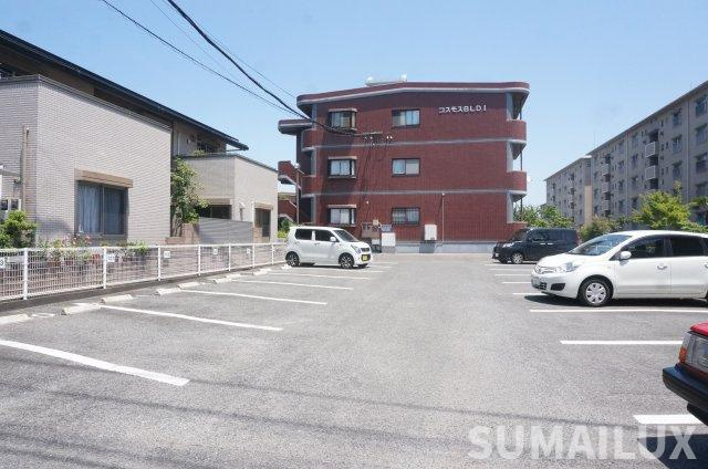 コスモスＢＬＤの駐車場