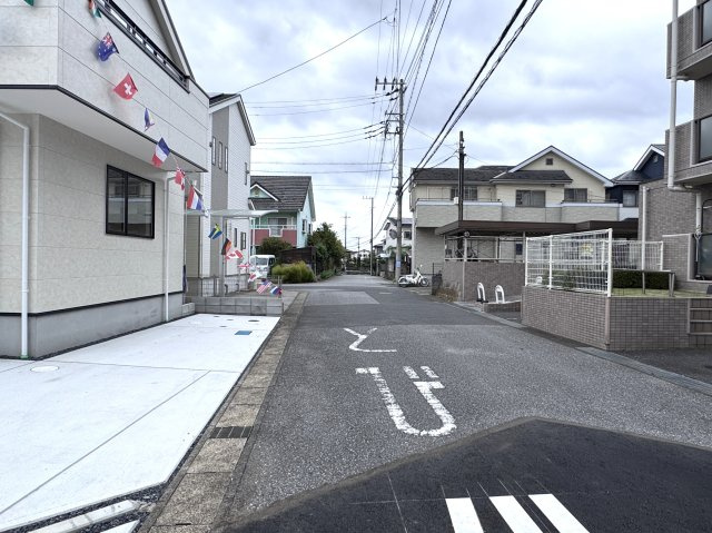 流山市加４丁目新築戸建【流山北小学校:7分】の前面道路含む現地写真|東側前面道路・幅員約6ｍ・車の駐車もラクラク♪
