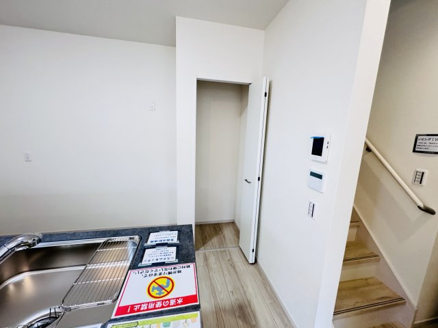 流山市加４丁目新築戸建【流山北小学校:7分】のキッチン|キッチン横・パントリースペース