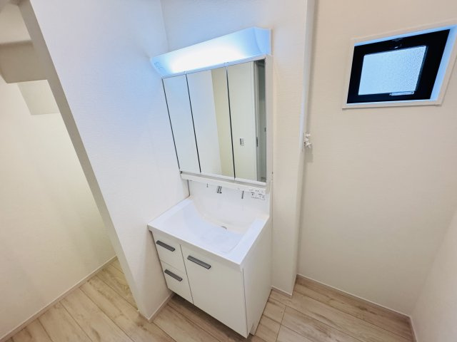 流山市加４丁目新築戸建【流山北小学校:7分】の独立洗面台|シャワーヘッド付き三面鏡洗面化粧台