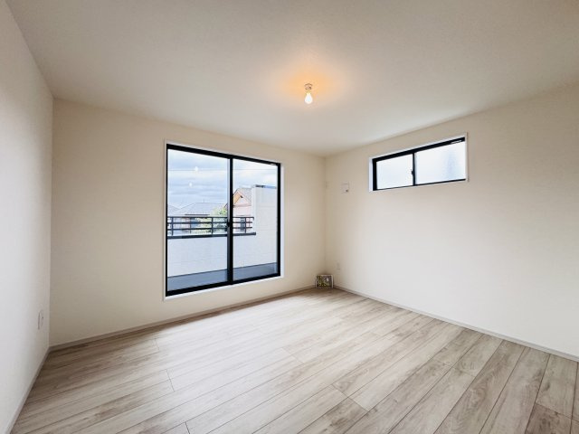 流山市加４丁目新築戸建【流山北小学校:7分】の寝室|9.5帖寝室・南側バルコニー前の明るいお部屋です♪