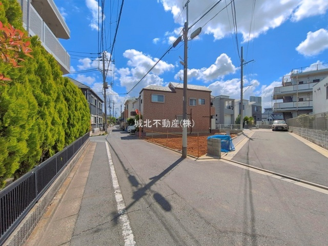 練馬区石神井町8丁目 限定1区画の前面道路含む現地写真|前面道路北西側約5.0ｍ公道に面する立地 南西側私道の為角地感覚の開放感ある立地です