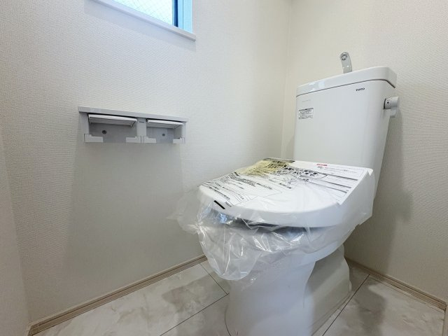 練馬区土支田3丁目 全3棟 B号棟のトイレ|小窓を設けた明るく衛生的なトイレ
トイレは各階に設けているので忙しい朝にも便利です