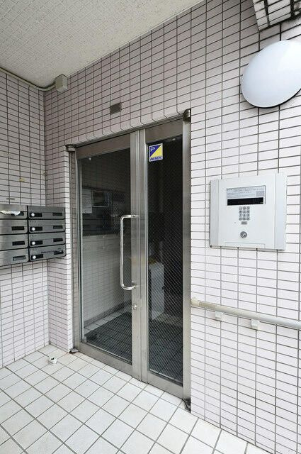 横浜市西区霞ケ丘の賃貸マンションのエントランス
