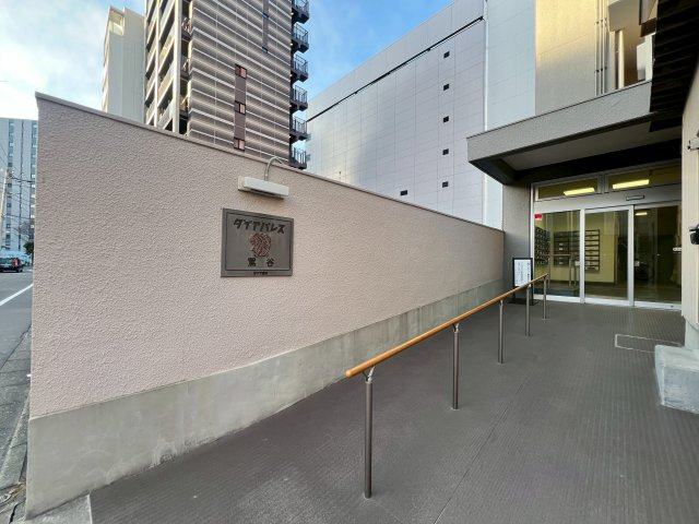 ダイアパレス鶯谷のエントランス