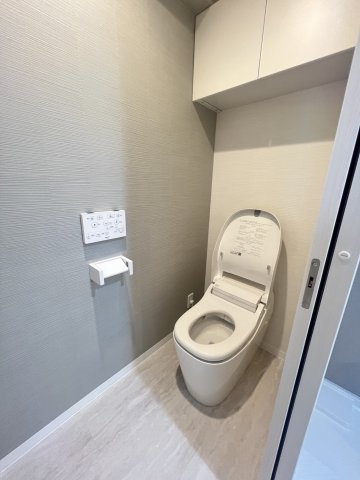ダイアパレス鶯谷のトイレ|タンクレストイレですっきりとした清潔感のあるトイレです。