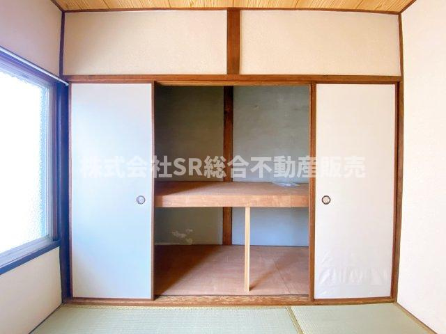 大蓮南4丁目中古テラスハウスの収納|壁一面に押入で容量たっぷりあります♪