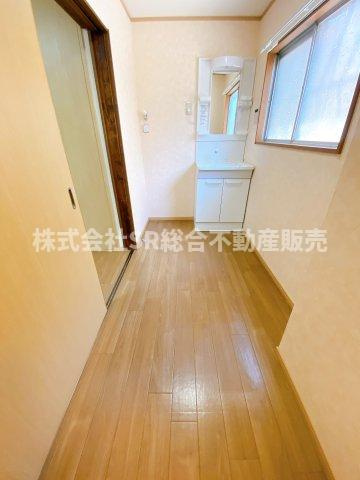 大蓮南4丁目中古テラスハウスの脱衣所|広くて明るい脱衣場です！