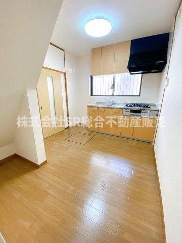 大蓮南4丁目中古テラスハウスのキッチン|階段下にちょっとした収納スペースがあります！