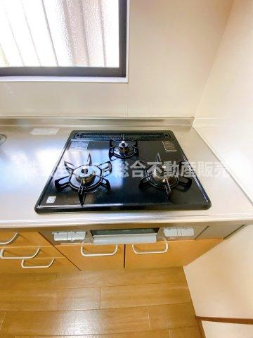 大蓮南4丁目中古テラスハウスのキッチン|3口コンロ、グリル付きです♪