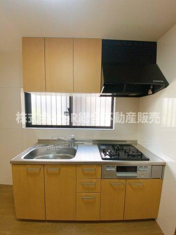 大蓮南4丁目中古テラスハウスのキッチン|3口コンロ、グリル付きの明るいキッチンで快適にお料理できます！