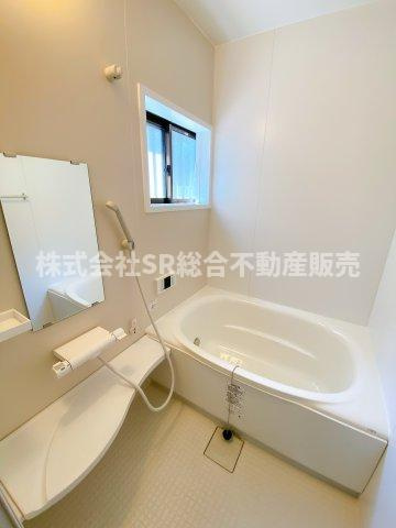 大蓮南4丁目中古テラスハウスの浴室|お風呂には窓もあり、換気がバッチリとできます☆
