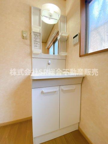 大蓮南4丁目中古テラスハウスの独立洗面台|独立洗面台、小物を置くことができて便利です