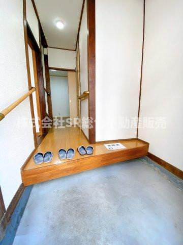 大蓮南4丁目中古テラスハウスの玄関|玄関にシューズボックスを置いても広く使えて、手すりも付いてます！