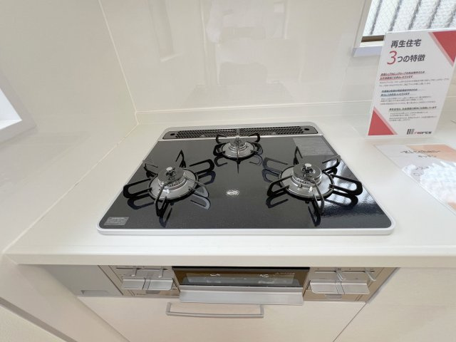 あきる野市二宮東2丁目　中古戸建のキッチン|三口ガスコンロ