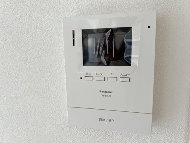 あきる野市二宮東2丁目　中古戸建の防犯設備|モニター付きインターホンあり。急な来客でも室内から顔が確認できると安心ですよね