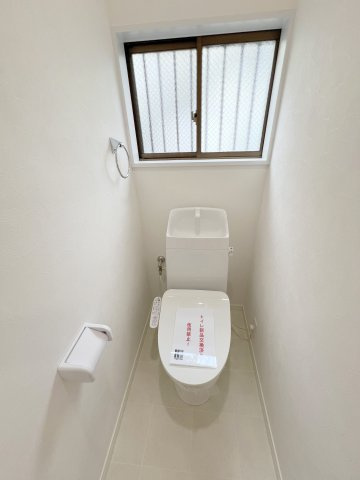 あきる野市二宮東2丁目　中古戸建のトイレ|1階温水洗浄便座付トイレ