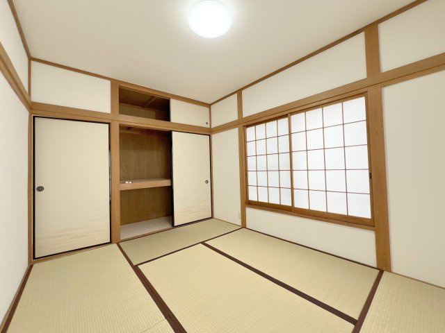 あきる野市二宮東2丁目　中古戸建の和室|天袋が付いた押入は季節家電や思い出の品など「使用頻度が低い軽量な荷物」をすっきり収納できます