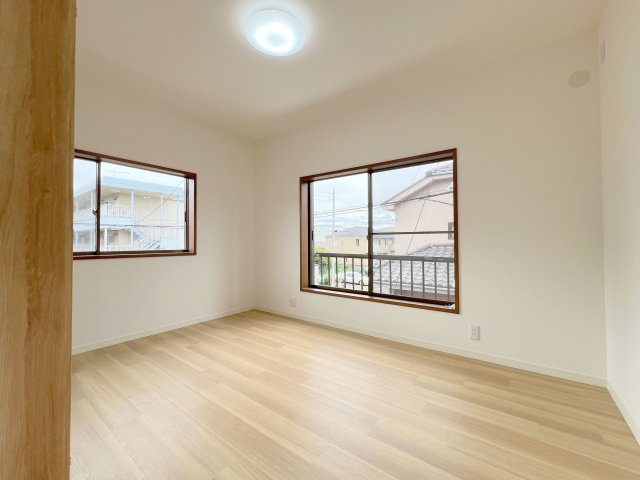 あきる野市二宮東2丁目　中古戸建の洋室|【洋室2】6.0帖　角に配した個室感ある洋室