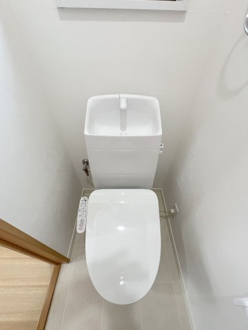 あきる野市二宮東2丁目　中古戸建のトイレ|2階温水洗浄便座付トイレ