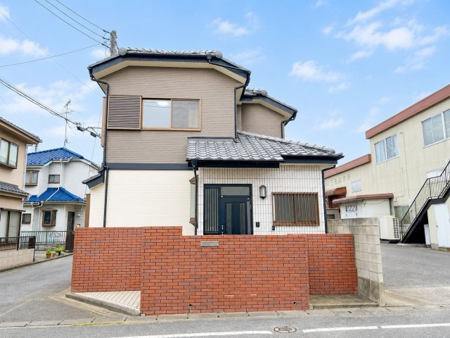 あきる野市二宮東2丁目　中古戸建の外観|3面が開けているため周囲の建物の影響を受けにくく、どの部屋にも自然光を取り入れやすい環境です　風通しも非常に良く、快適な住環境を実現できます。