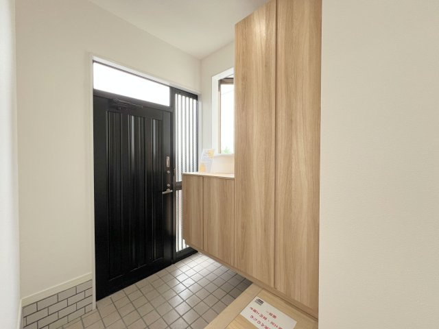 あきる野市二宮東2丁目　中古戸建の玄関|天井までの高さがあるタップリ玄関収納