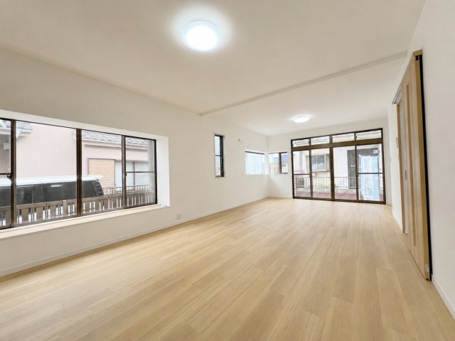 あきる野市二宮東2丁目　中古戸建の居間・リビング|日中は照明をつけなくても十分に明るい空間になり、太陽の光で心地よく過ごせます｡