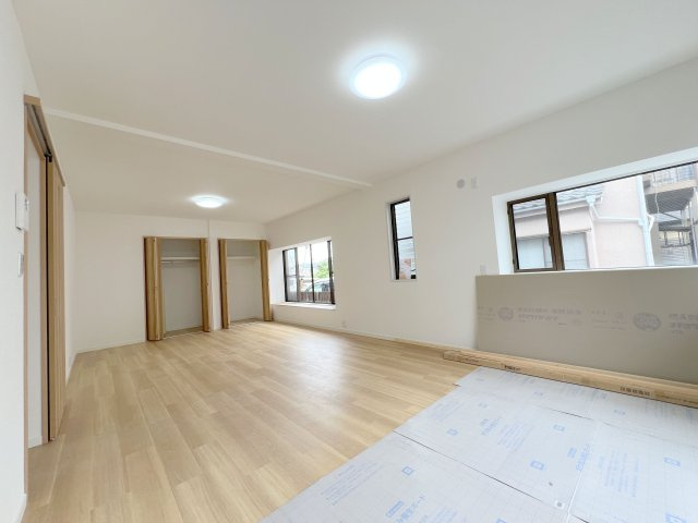 あきる野市二宮東2丁目　中古戸建の居間・リビング|日中は照明をつけなくても十分に明るい空間になり、太陽の光で心地よく過ごせます