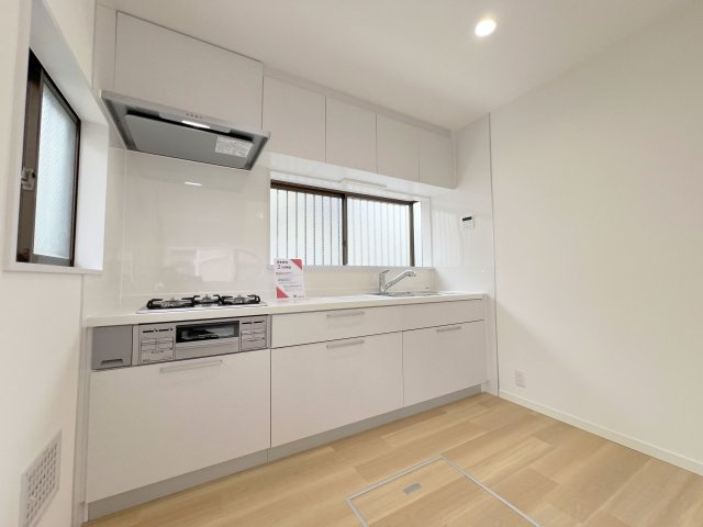 あきる野市二宮東2丁目　中古戸建のキッチン|スライド収納付きシステムキッチン　パスタ鍋や圧力鍋の出し入れもスムーズ
