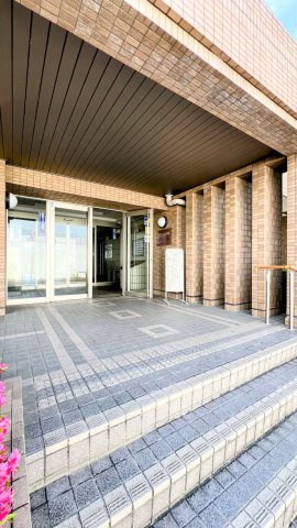 ロイヤルシャトー伊丹行基のエントランス