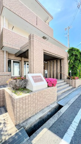 ロイヤルシャトー伊丹行基のエントランス