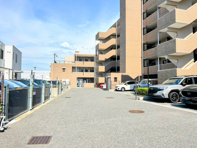 ロイヤルシャトー伊丹行基の駐車場