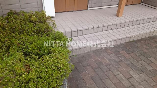 ディモーラＢのエントランス|清潔感のあるエントランスです♪