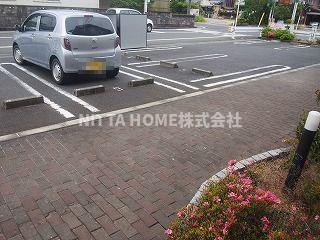 ディモーラＢの駐車場|敷地内に駐車場も完備◆