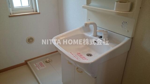 ディモーラＢの洗面所|シャワー付きの洗面台朝の準備も楽々です◇