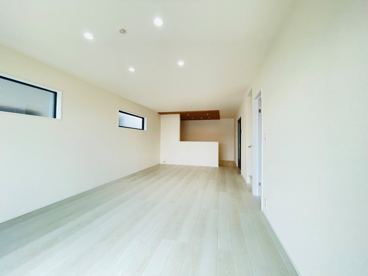 豊田第53野見山町　新築分譲住宅　全2棟　1号棟の居間・リビング|どこにいても家族の顔が見える、明るく開放的なLDK。