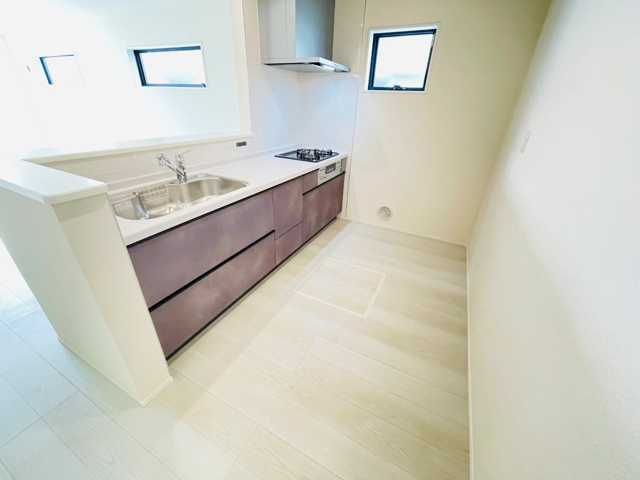 豊田第53野見山町　新築分譲住宅　全2棟　1号棟のキッチン|広いシステムキッチンでお子様と一緒にお料理もできます。