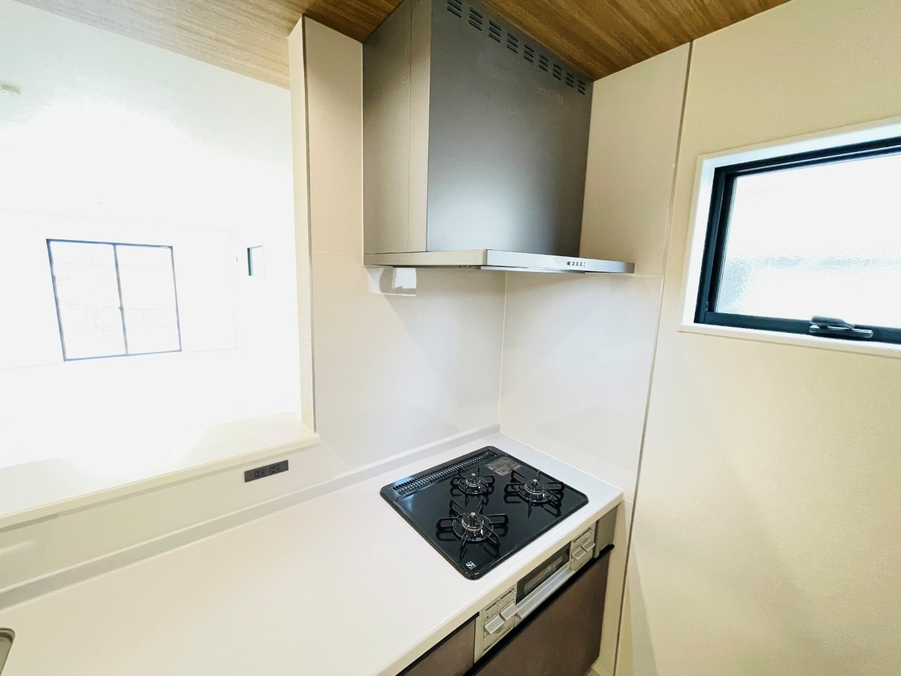 豊田第53野見山町　新築分譲住宅　全2棟　1号棟のキッチン|便利な3口コンロ。