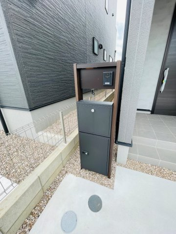 豊田第53野見山町　新築分譲住宅　全2棟　1号棟のその他|宅配ボックス付きなので、留守でも荷物を受け取ることができ便利です。