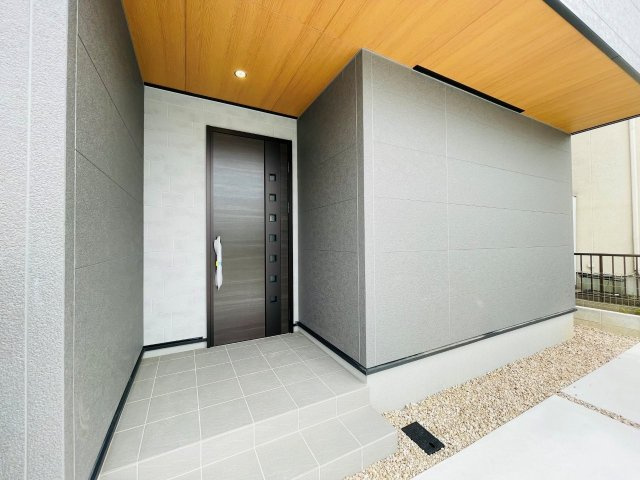 豊田第53野見山町　新築分譲住宅　全2棟　1号棟の玄関|玄関ポーチがあるので、雨の日でも濡れることがなくドアの開け閉めができます。