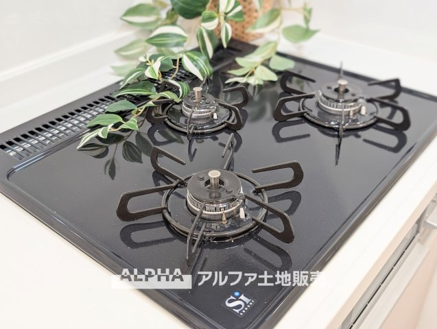 花小金井スカイハイツのキッチン|【gas stove】◆ガスコンロ◆使い勝手に配慮されたガスコンロを備えたキッチン。火力調整がしやすく、毎日の調理がスムーズに進み、家事の時間を心地よく支えてくれます